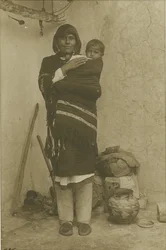 アコマ、メアリーと子供、1900年（プラチナプリント）